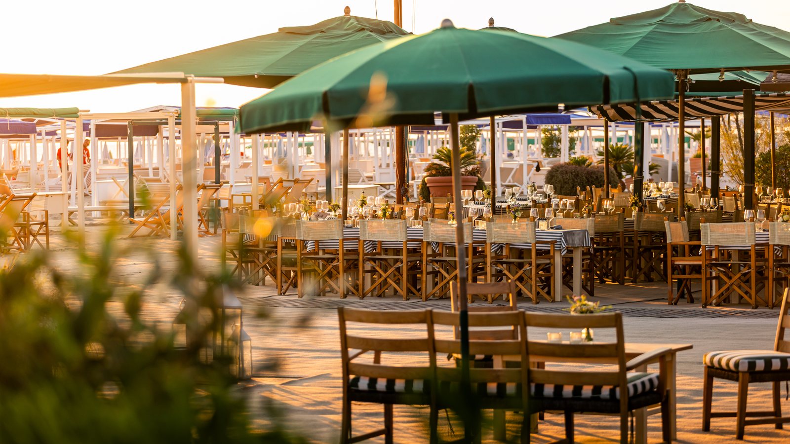Il ristorante e le Apuane accesi dalla luce dorata del tardo pomeriggio