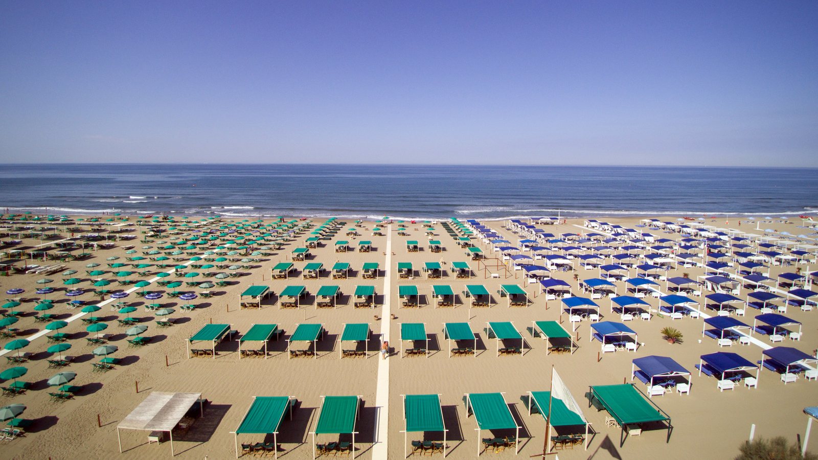 La spiaggia vista dall'alto, le file delle tende verdi fino al mare