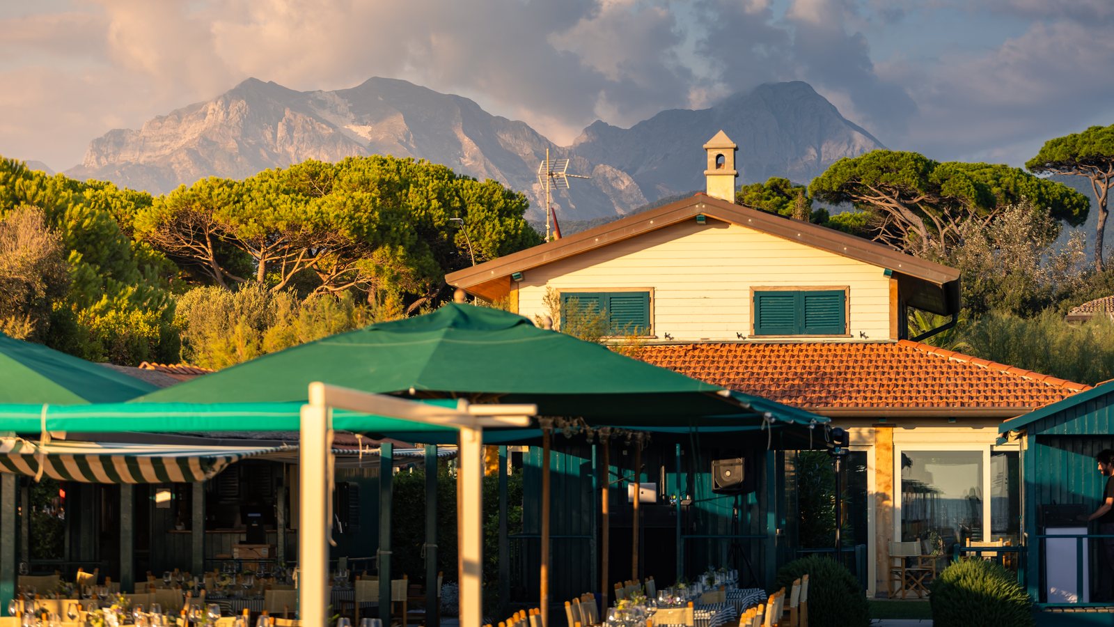 Il ristorante e le Alpi Apuane nella luce del tramonto